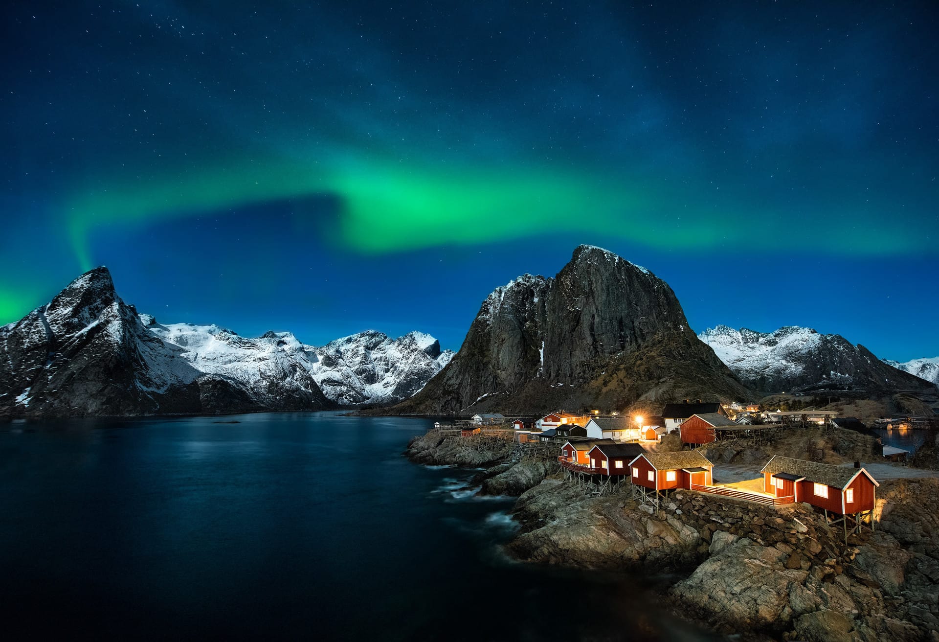 dest_norway_lofoten_theme_northern_lights_shutterstock_588641675_universal_within-usage-period_31417